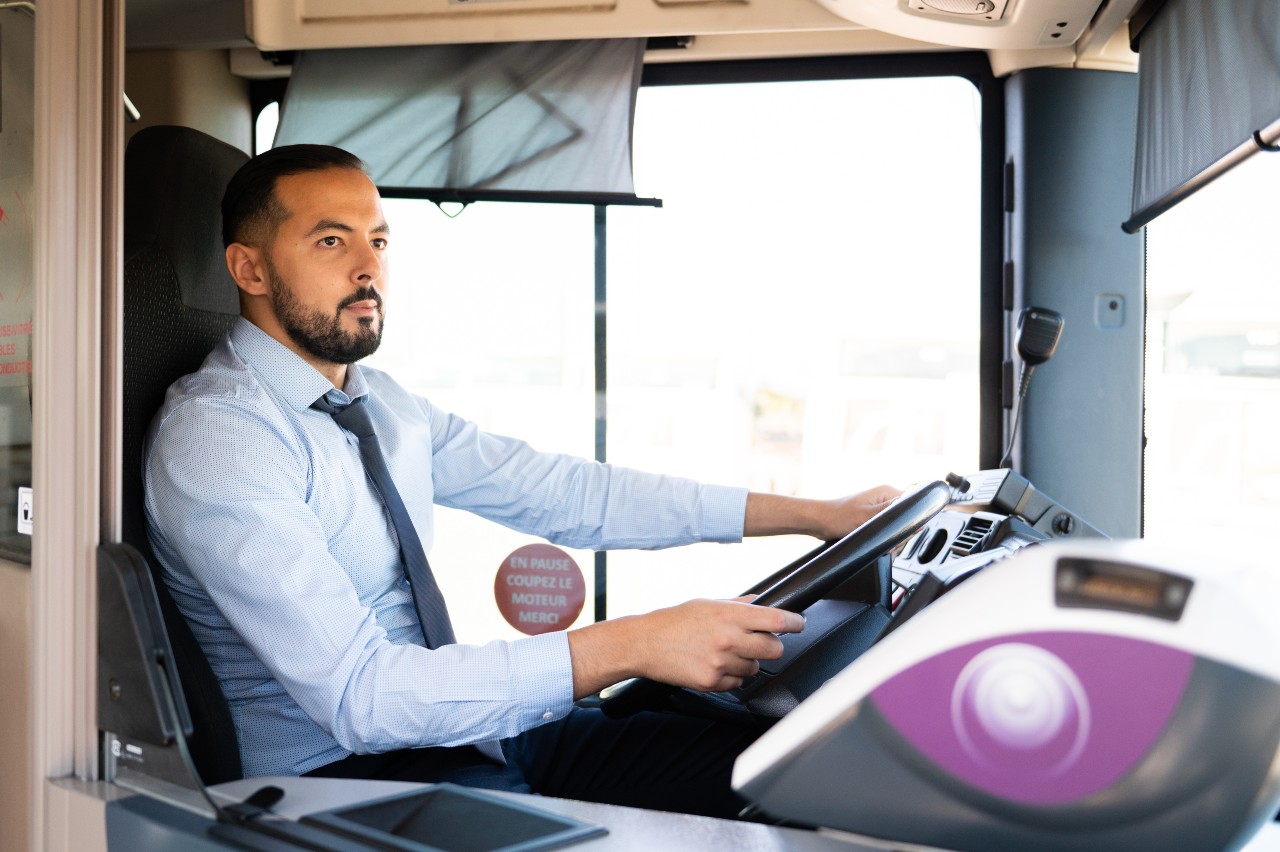 Photographie portrait d'un homme qui conduit un bus